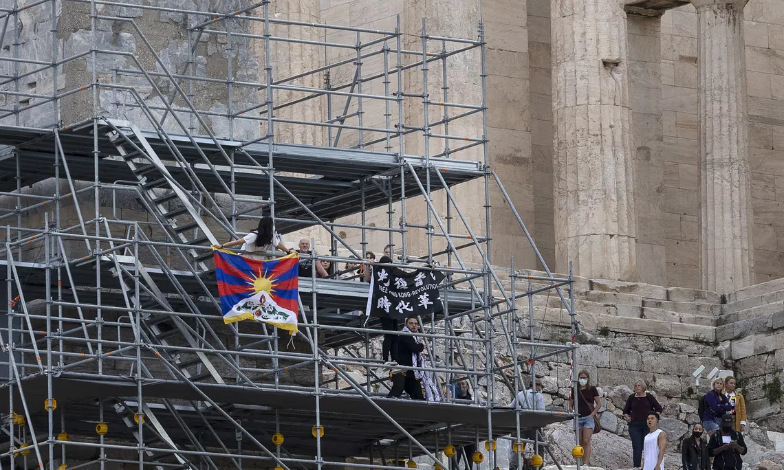 Read more about the article Greek court acquits activists who hung banner at Acropolis in China protest